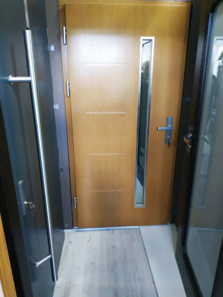 Drzwi zewnętrzne drewniane dębowe fabryki DOORSY od ręki wzór TESINO typowe 90. Od ręki kolor złoty dąb orzech PCV antracyt i WINCHESTER.
