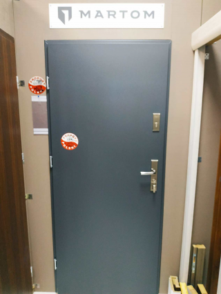 Drzwi stalowe polskie fabrykj Martom typowe 80 drzwi zewnętrzne które mogą być i do bloku i do domku jednorodzinnego od ręki w kolorze złoty dąb Orzech ciemny antracyt i winchester.
